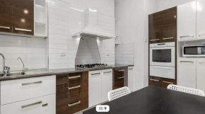 Albert's for 4 off Hutt street- one queen bed and 2 single beds